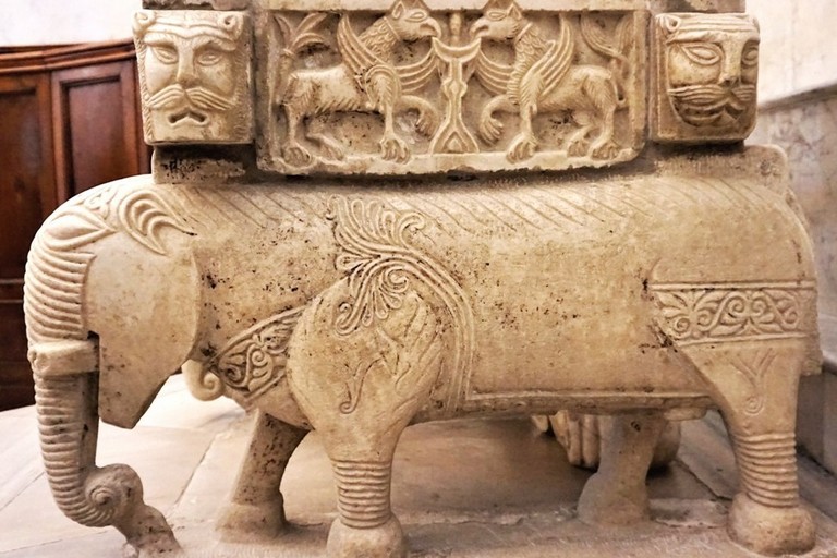Grifo in Cattedra episcopale Canosa