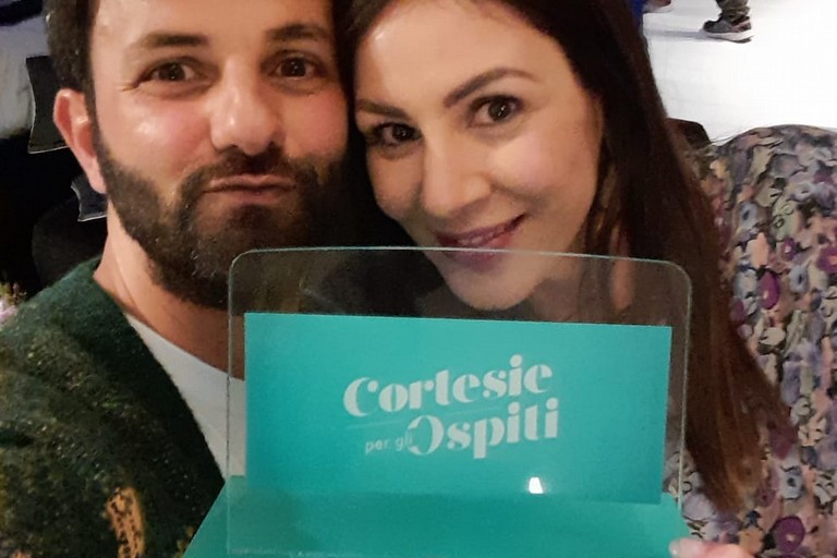Donato Grumo e Antonella Santarelli vincono  «Cortesie per gli ospiti»