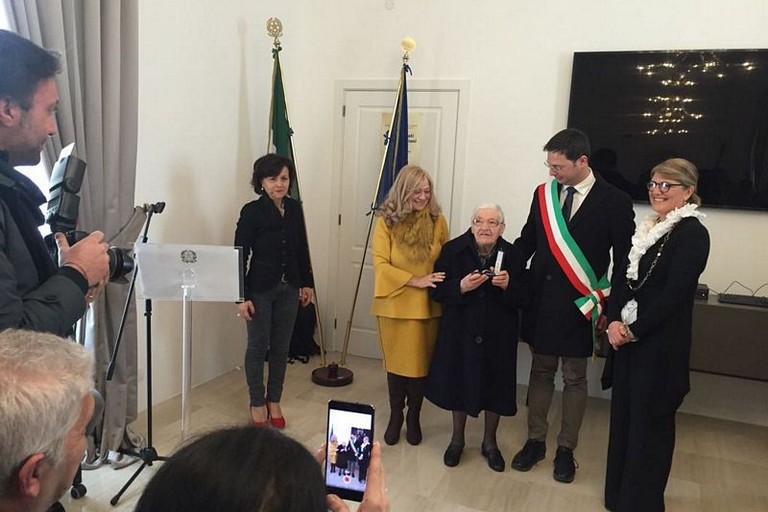 Medaglia alla memoria di Giuseppe Lomuscio ( la moglie Savina Morra)