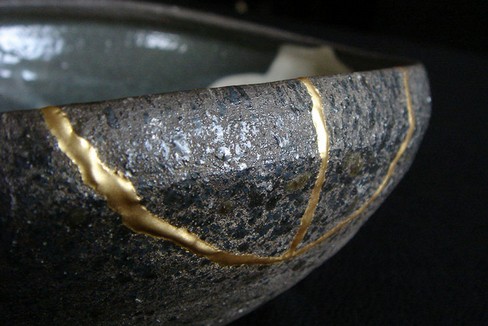 Vaso riparato con oro