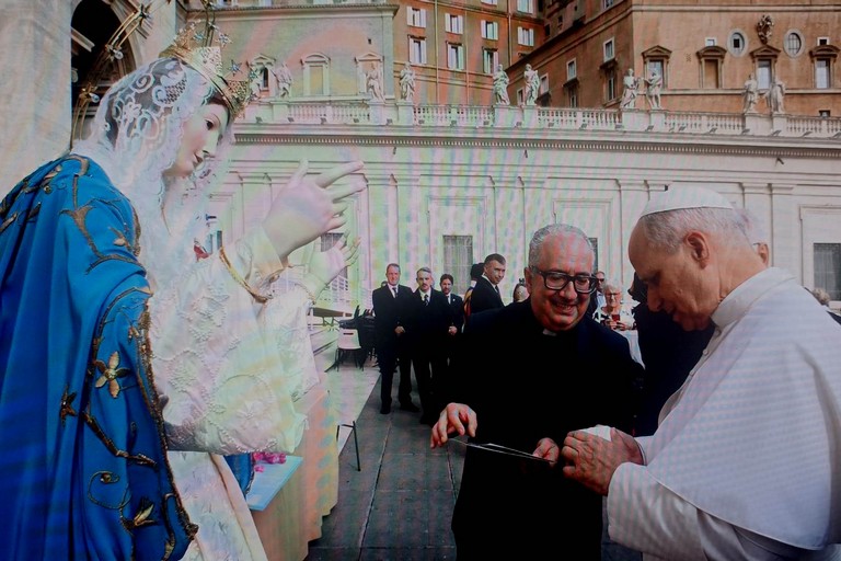 Papa  Leone XIV benedice  la corona  della statua di Maria Assunta