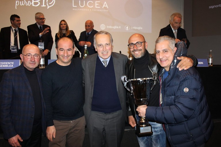 Giancarlo Abete con Canusium Calcio premiata a Bari