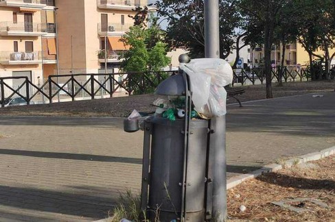 Canosa: Incuria e di sporcizia nel parco Regina Pacis