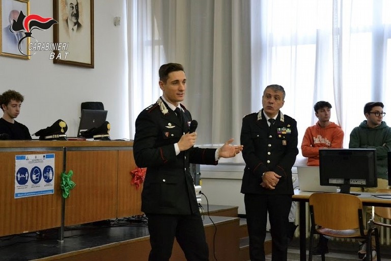 Carabinieri a scuola