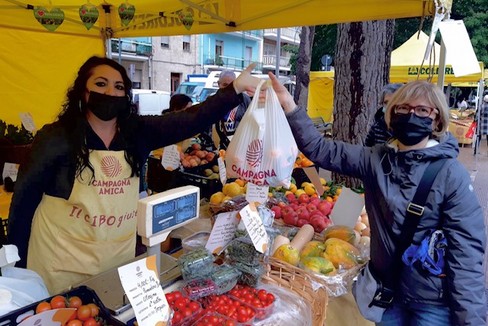 Spesa Sospesa al mercato contadino a Lecce