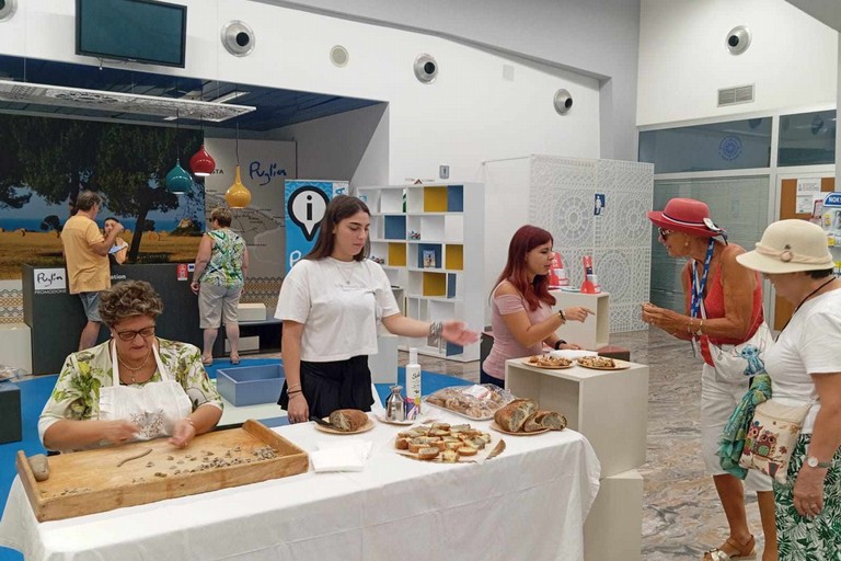 L'arte degli strascinati di grano arso al  Porto di Bari