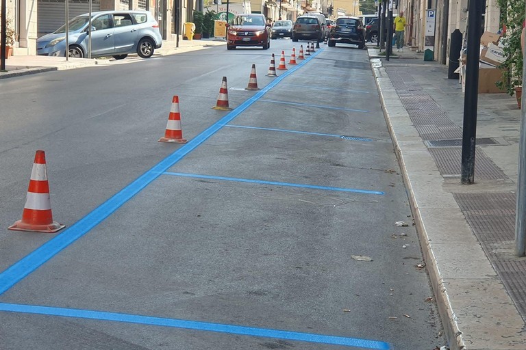 Strisce-stalli  blu